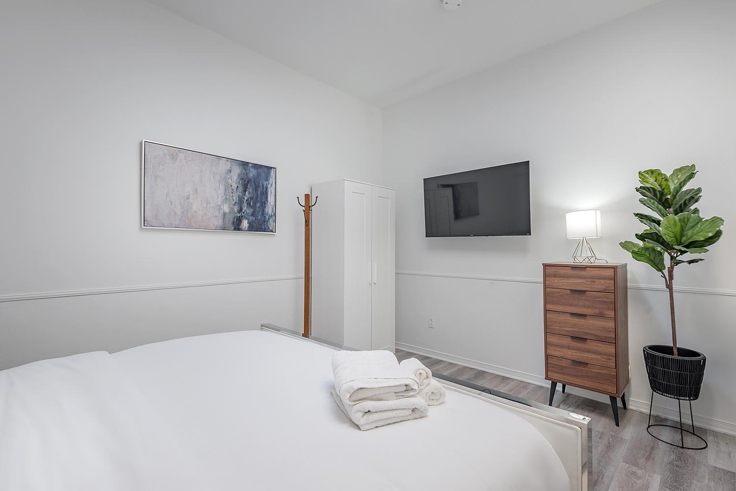 Spacious 5-bed Oasis In The Heart Of Downtown-5 Min To Bell Center, Free Parking Apartment