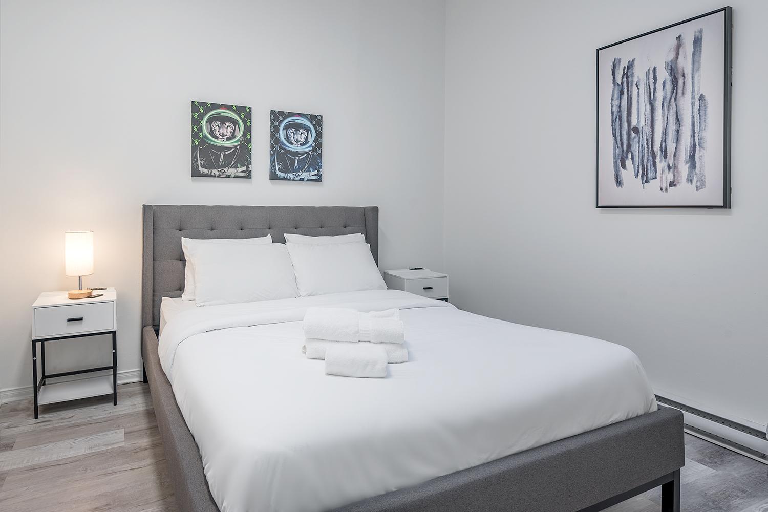 Spacious 5-bed Oasis In The Heart Of Downtown-5 Min To Bell Center, Free Parking Apartment Montreal