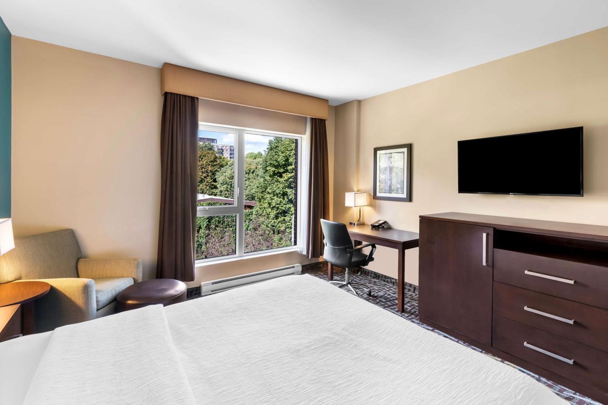 Best Western Plus Hotel Montreal 4*