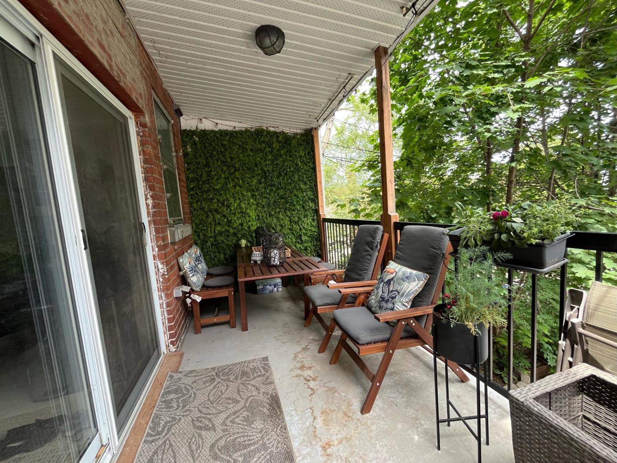 Ville-emard Duplex Avec Esprits De Communaute Bed & Breakfast