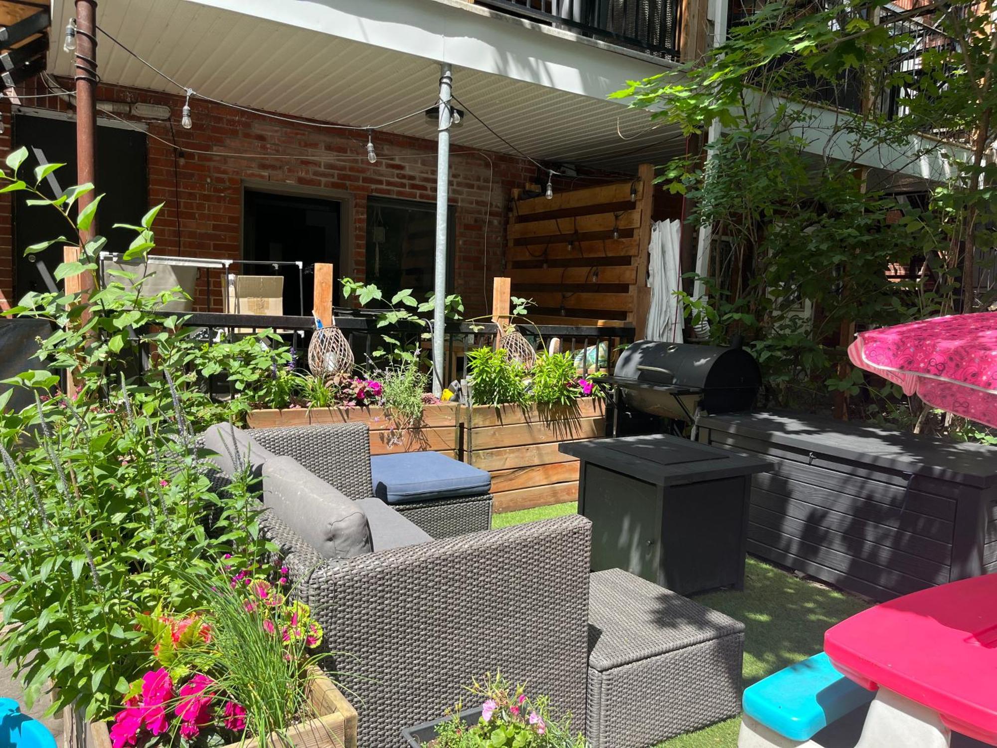 Ville-emard Duplex Avec Esprits De Communaute Bed & Breakfast Montreal