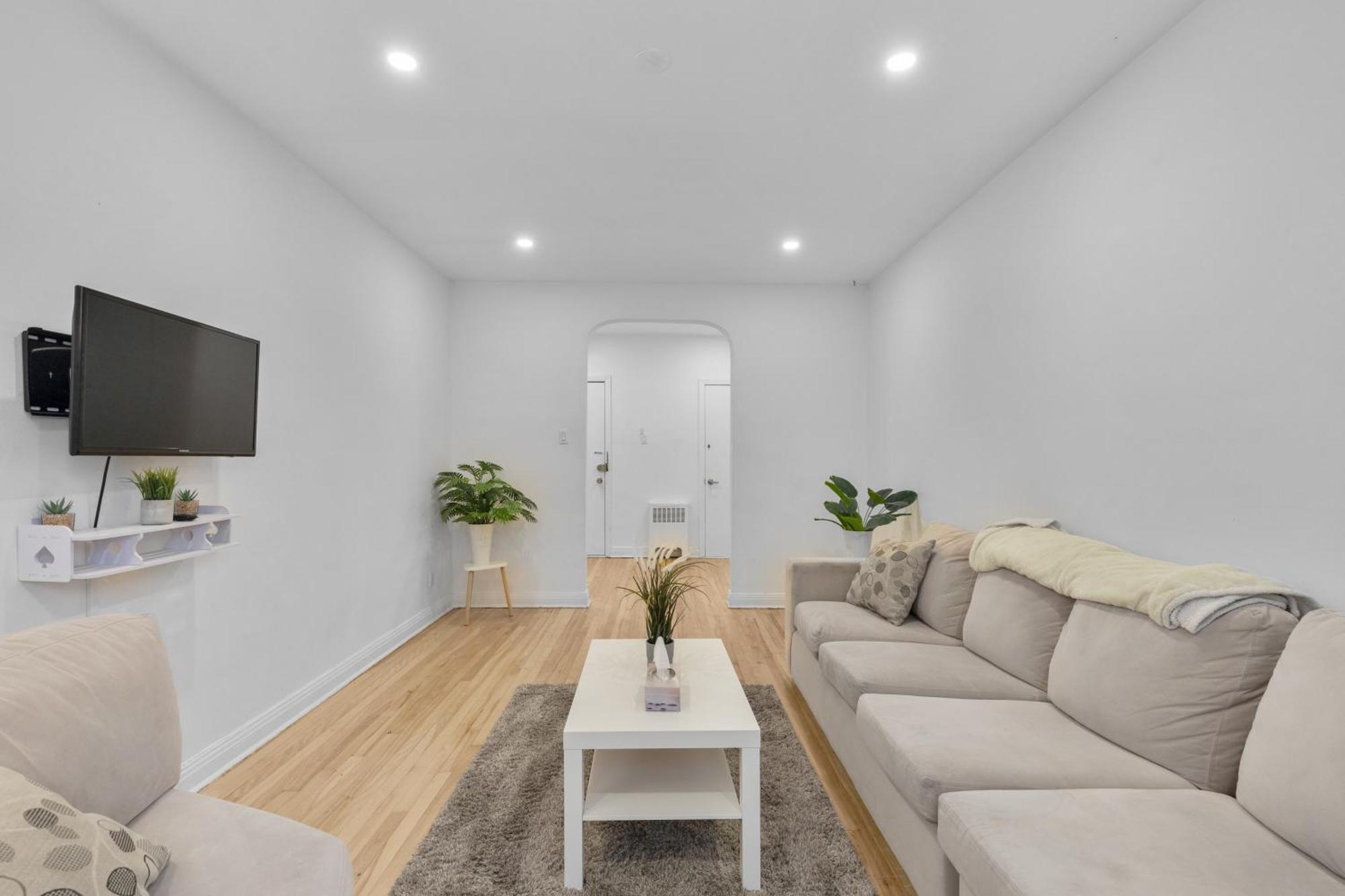Cozy 1br With Workspace In Trendy Monkland Village Apartment *