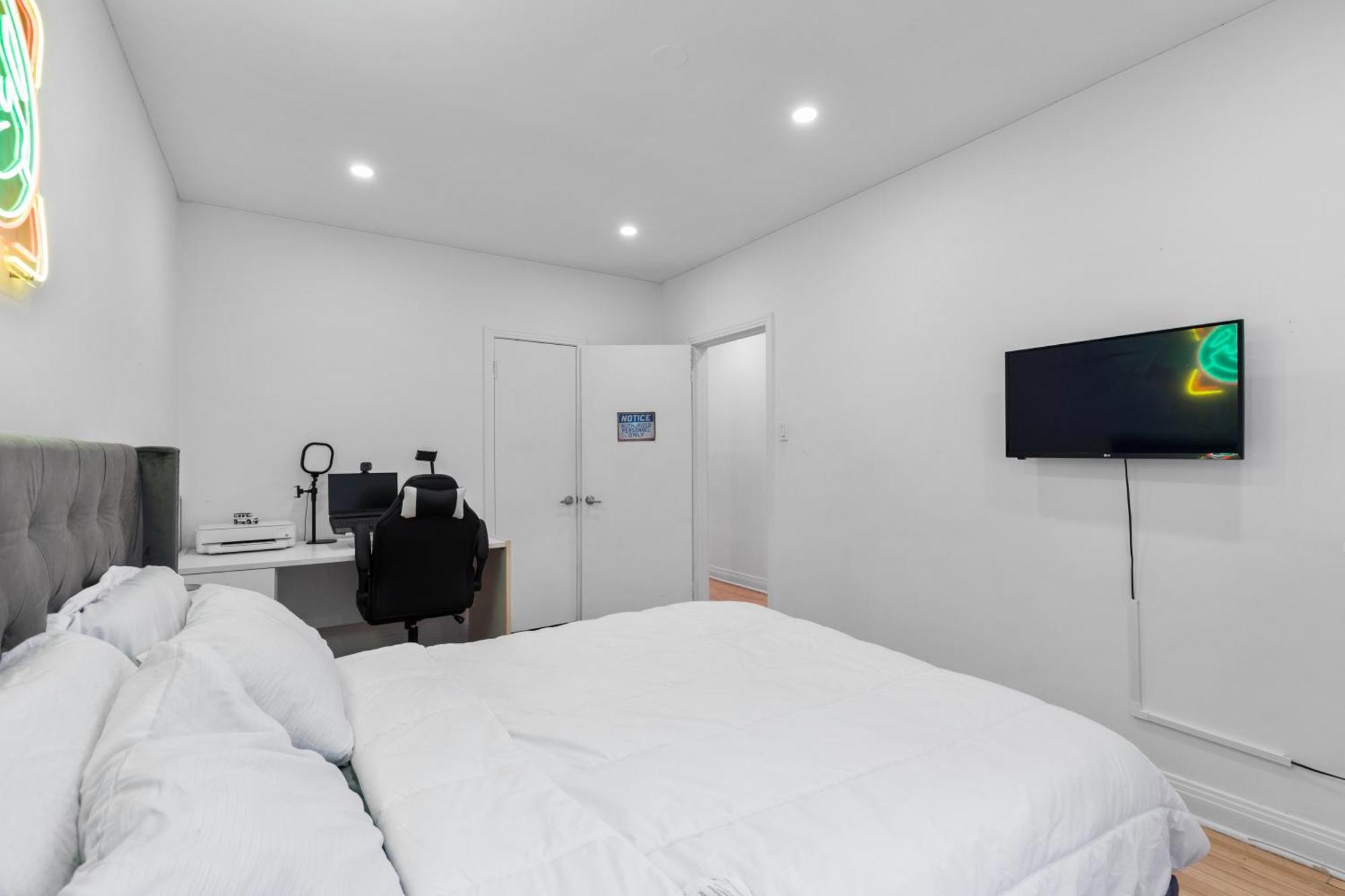 Cozy 1br With Workspace In Trendy Monkland Village * Montreal