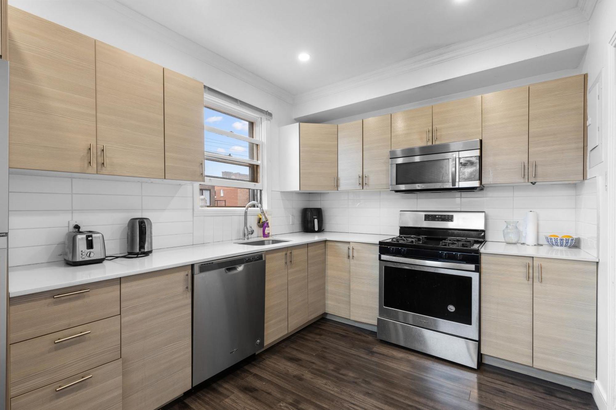 Cozy 1br With Workspace In Trendy Monkland Village