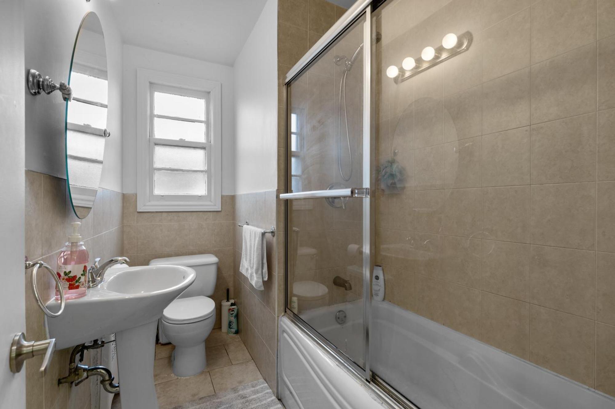 Cozy 1br With Workspace In Trendy Monkland Village Apartment