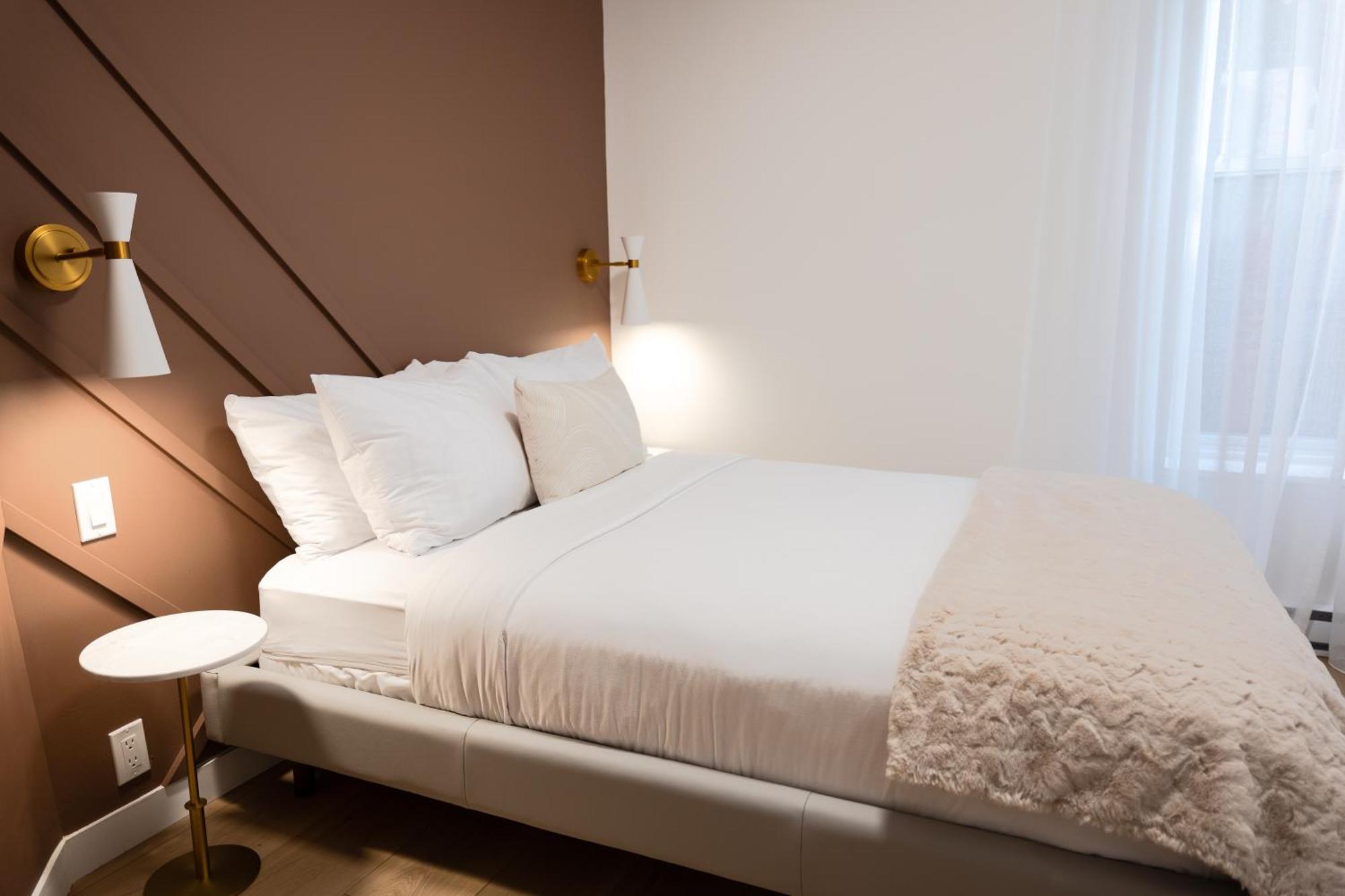 #5 - Spacious 3bds - Self Check In - Plateau - St-denis - Ac - Tv Apartment