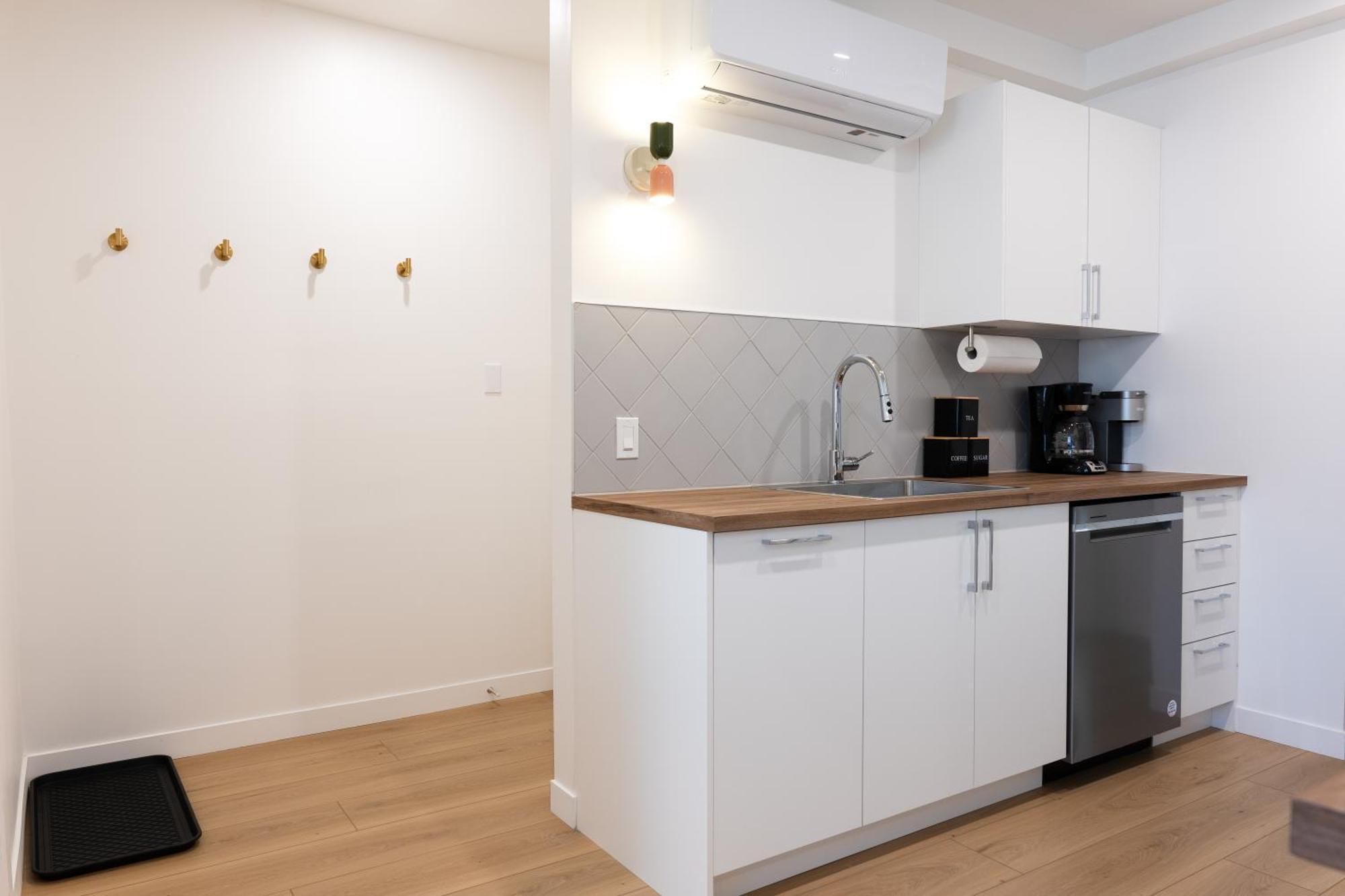 #5 - Spacious 3bds - Self Check In - Plateau - St-denis - Ac - Tv *