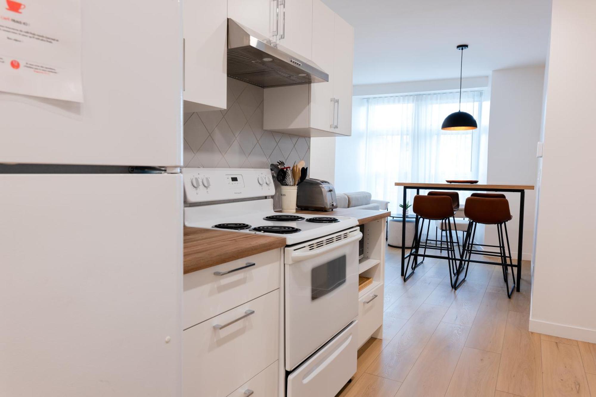 #5 - Spacious 3bds - Self Check In - Plateau - St-denis - Ac - Tv Montreal