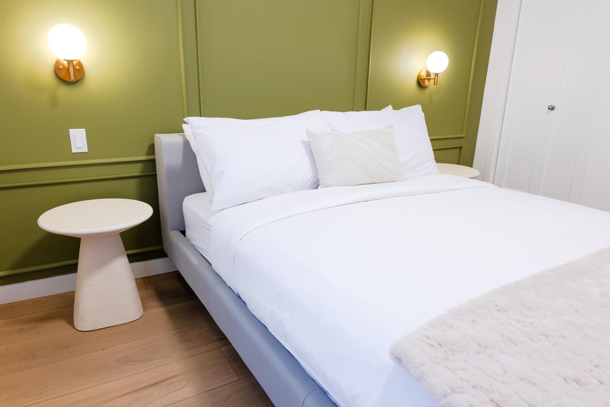 #5 - Spacious 3bds - Self Check In - Plateau - St-denis - Ac - Tv * Montreal