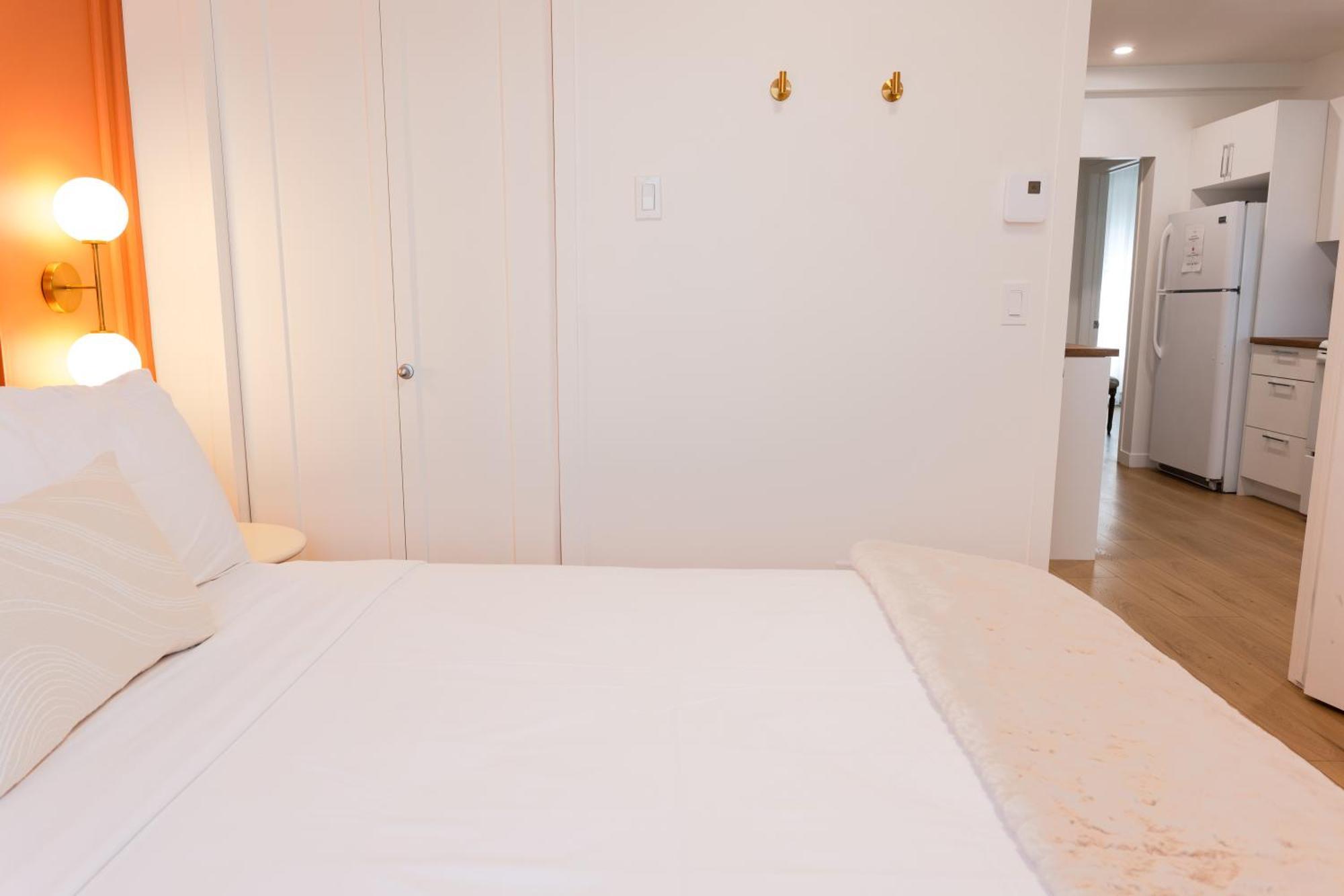 Apartment #5 - Spacious 3bds - Self Check In - Plateau - St-denis - Ac - Tv