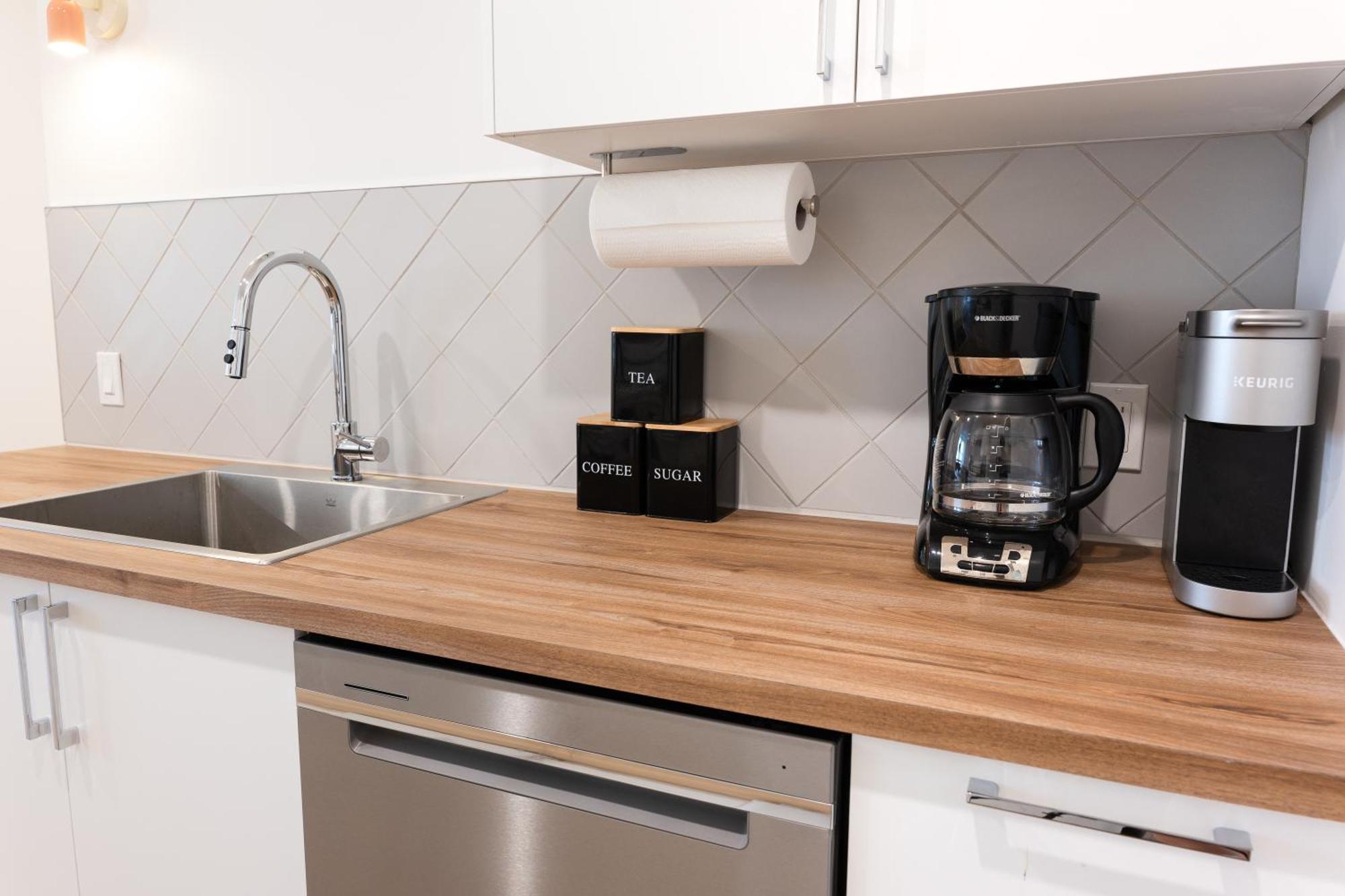 #5 - Spacious 3bds - Self Check In - Plateau - St-denis - Ac - Tv *