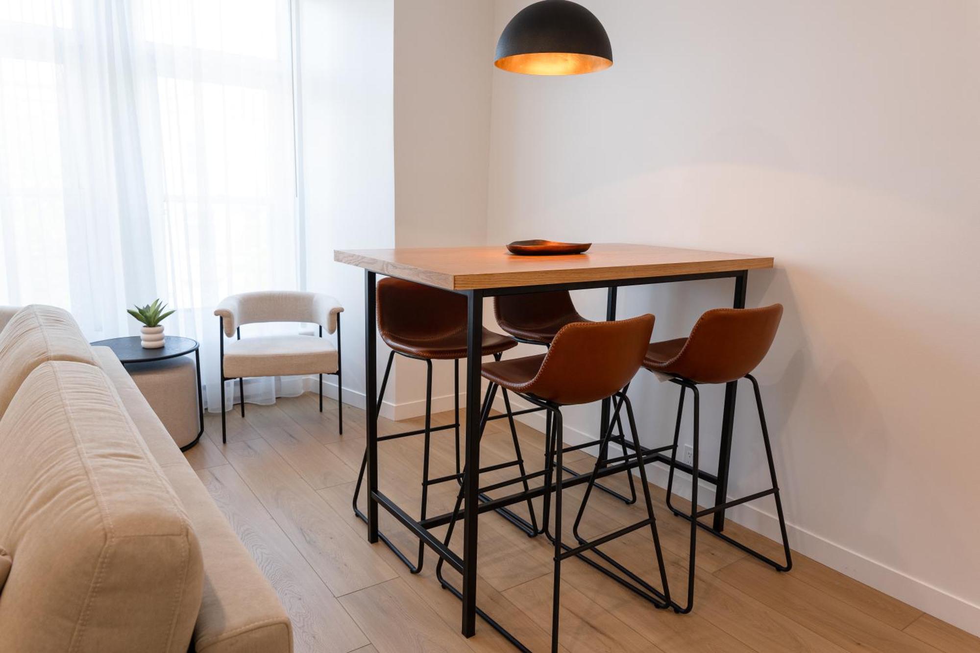 #5 - Spacious 3bds - Self Check In - Plateau - St-denis - Ac - Tv * Montreal