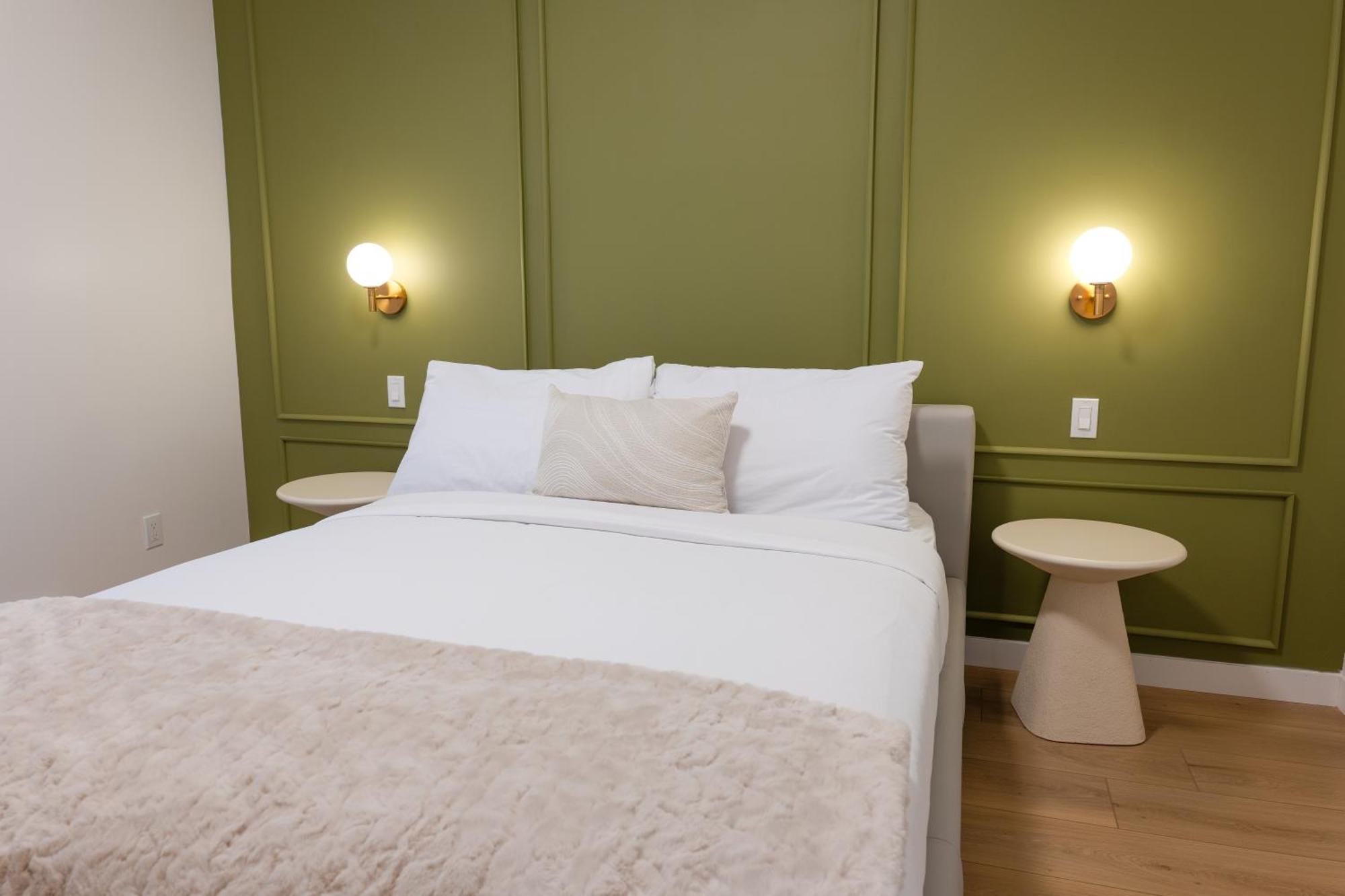 #5 - Spacious 3bds - Self Check In - Plateau - St-denis - Ac - Tv Apartment