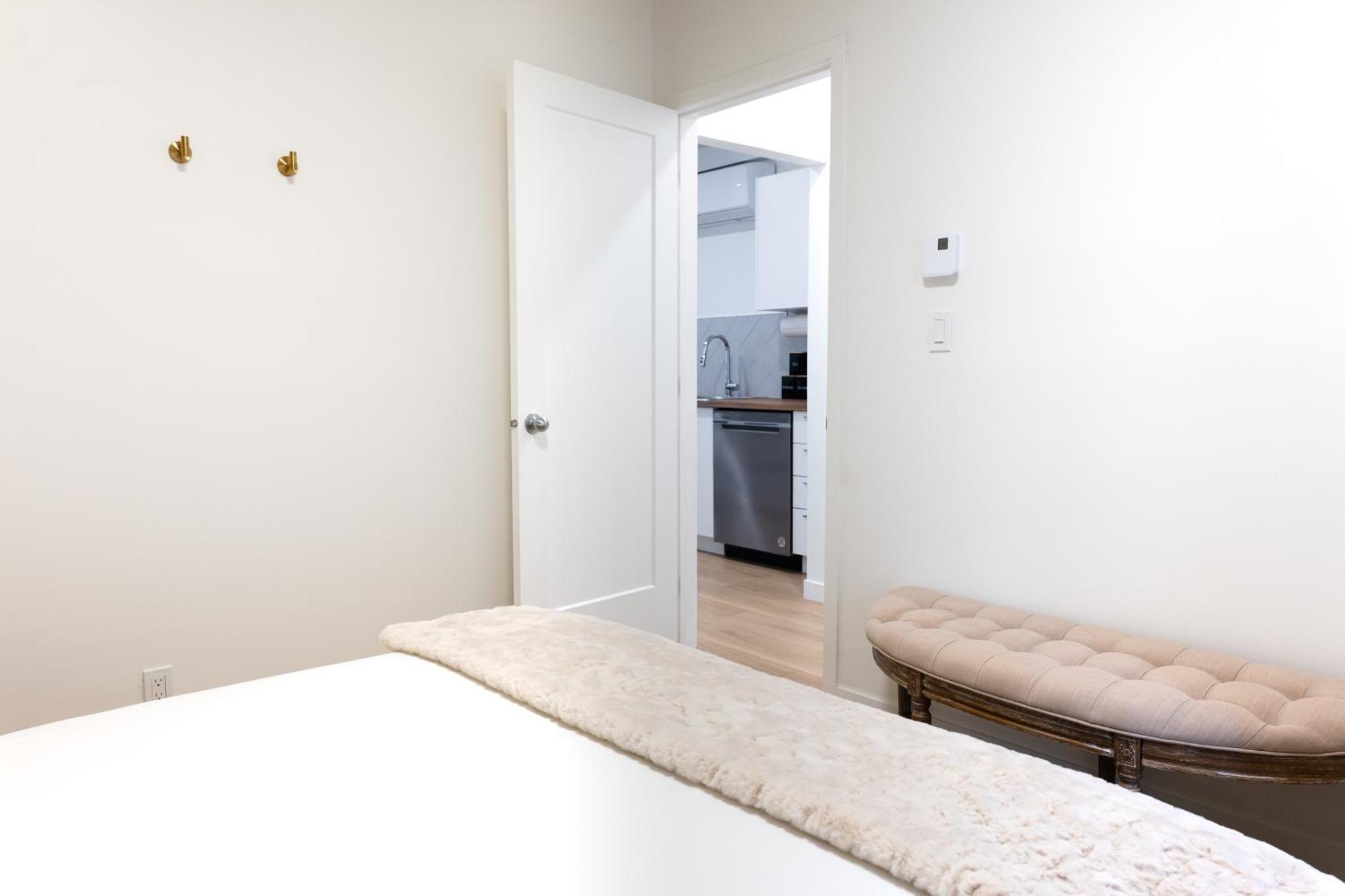 Apartment #5 - Spacious 3bds - Self Check In - Plateau - St-denis - Ac - Tv