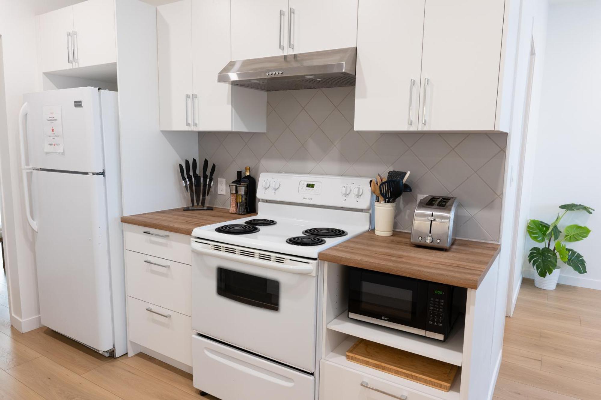 #5 - Spacious 3bds - Self Check In - Plateau - St-denis - Ac - Tv Apartment Montreal
