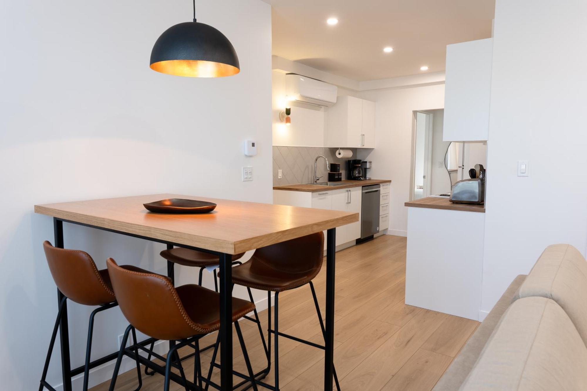 #5 - Spacious 3bds - Self Check In - Plateau - St-denis - Ac - Tv Apartment