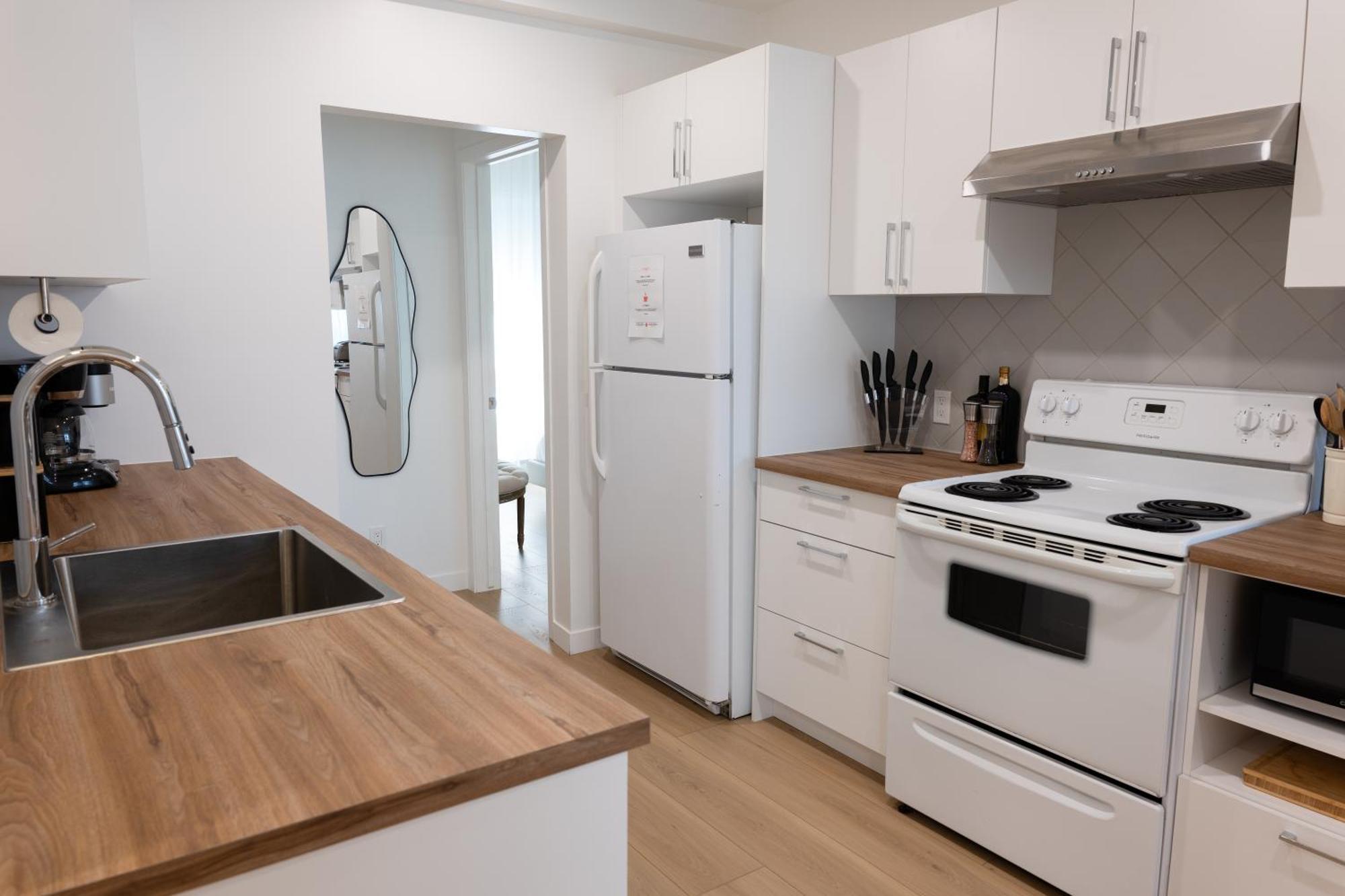 #5 - Spacious 3bds - Self Check In - Plateau - St-denis - Ac - Tv * Montreal