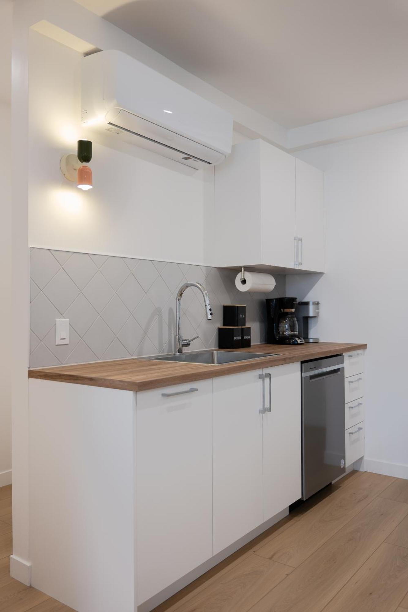 #5 - Spacious 3bds - Self Check In - Plateau - St-denis - Ac - Tv