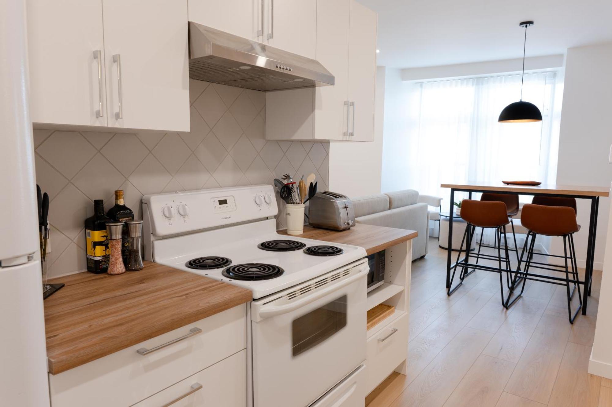 #5 - Spacious 3bds - Self Check In - Plateau - St-denis - Ac - Tv Apartment
