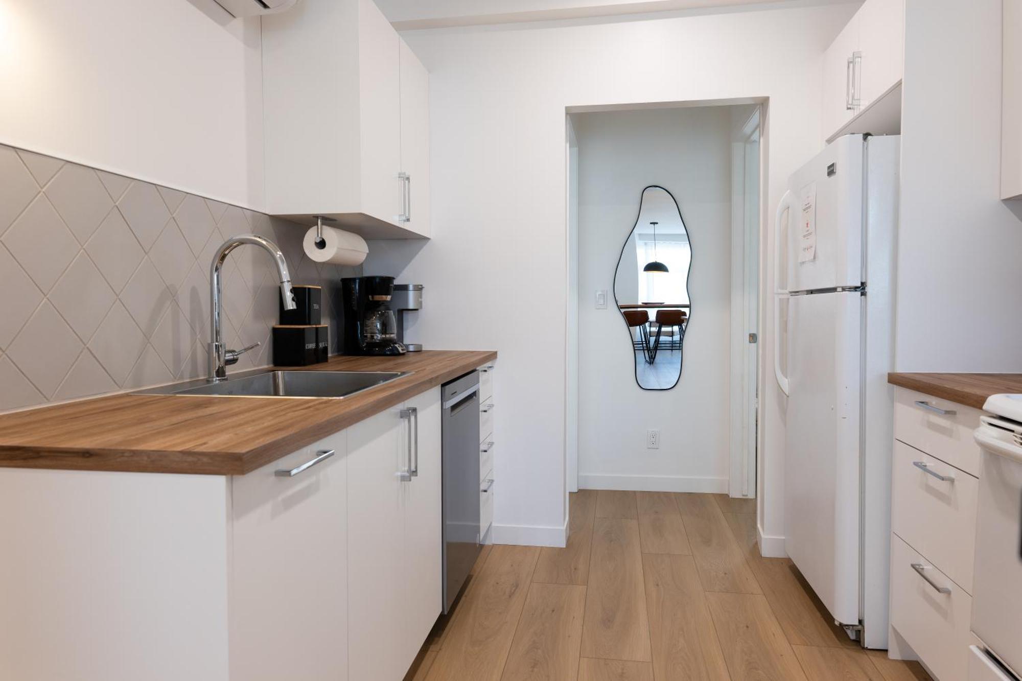 Apartment #5 - Spacious 3bds - Self Check In - Plateau - St-denis - Ac - Tv *