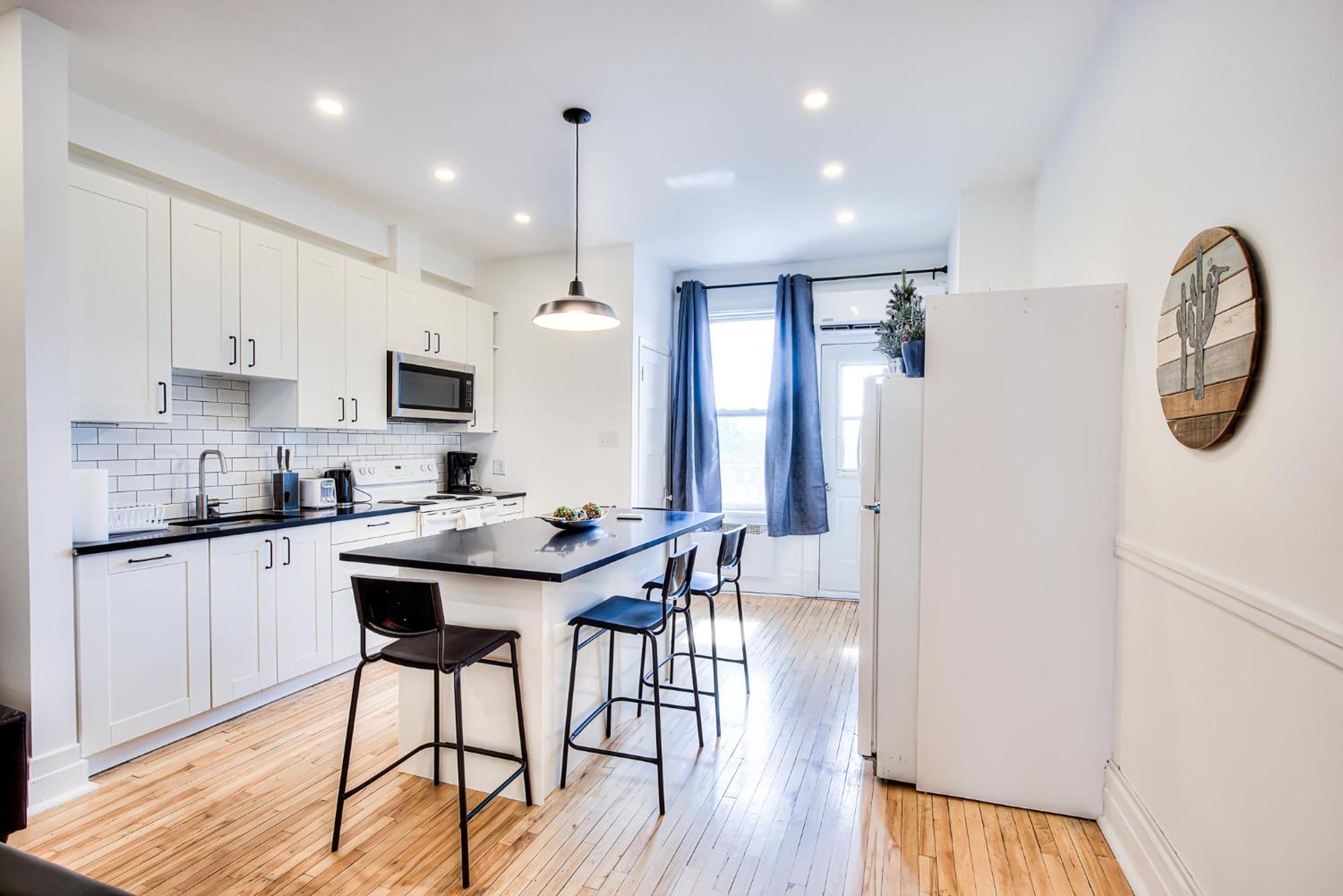 Vacation & Attractions By Downtown & Plateau Apartment *