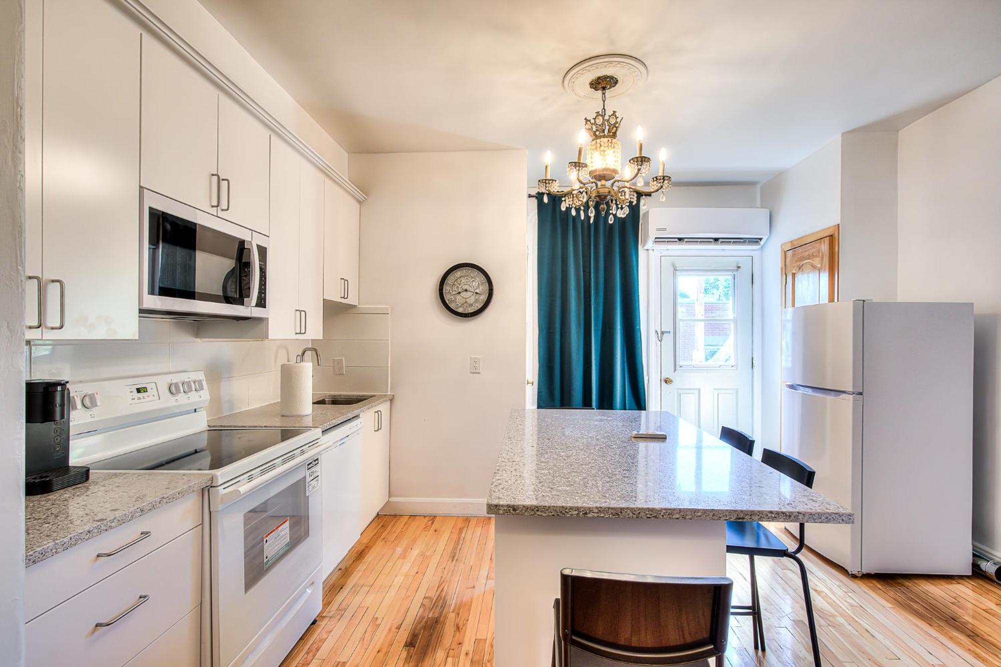 Vacation & Attractions By Downtown & Plateau Apartment *