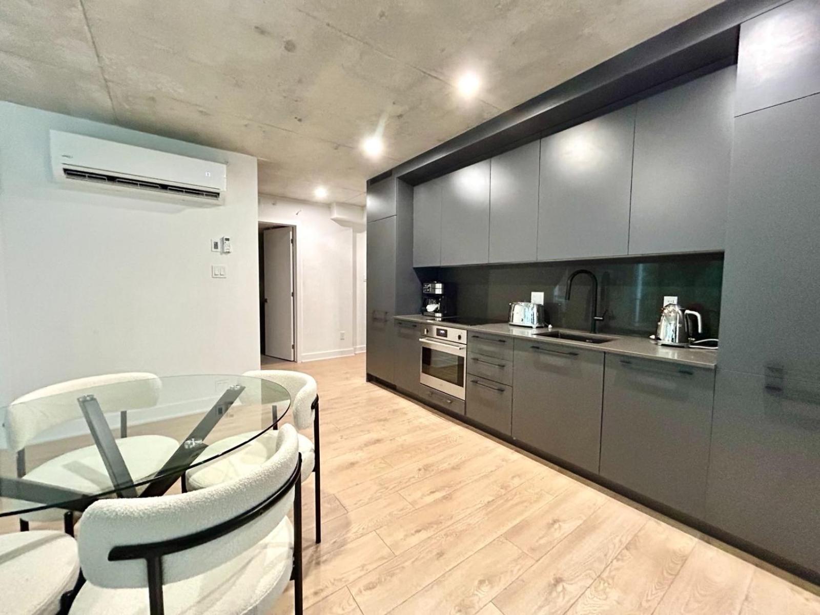 Apartment Modern 2 Bedroom In Griffintown - Stylish And Convenient *