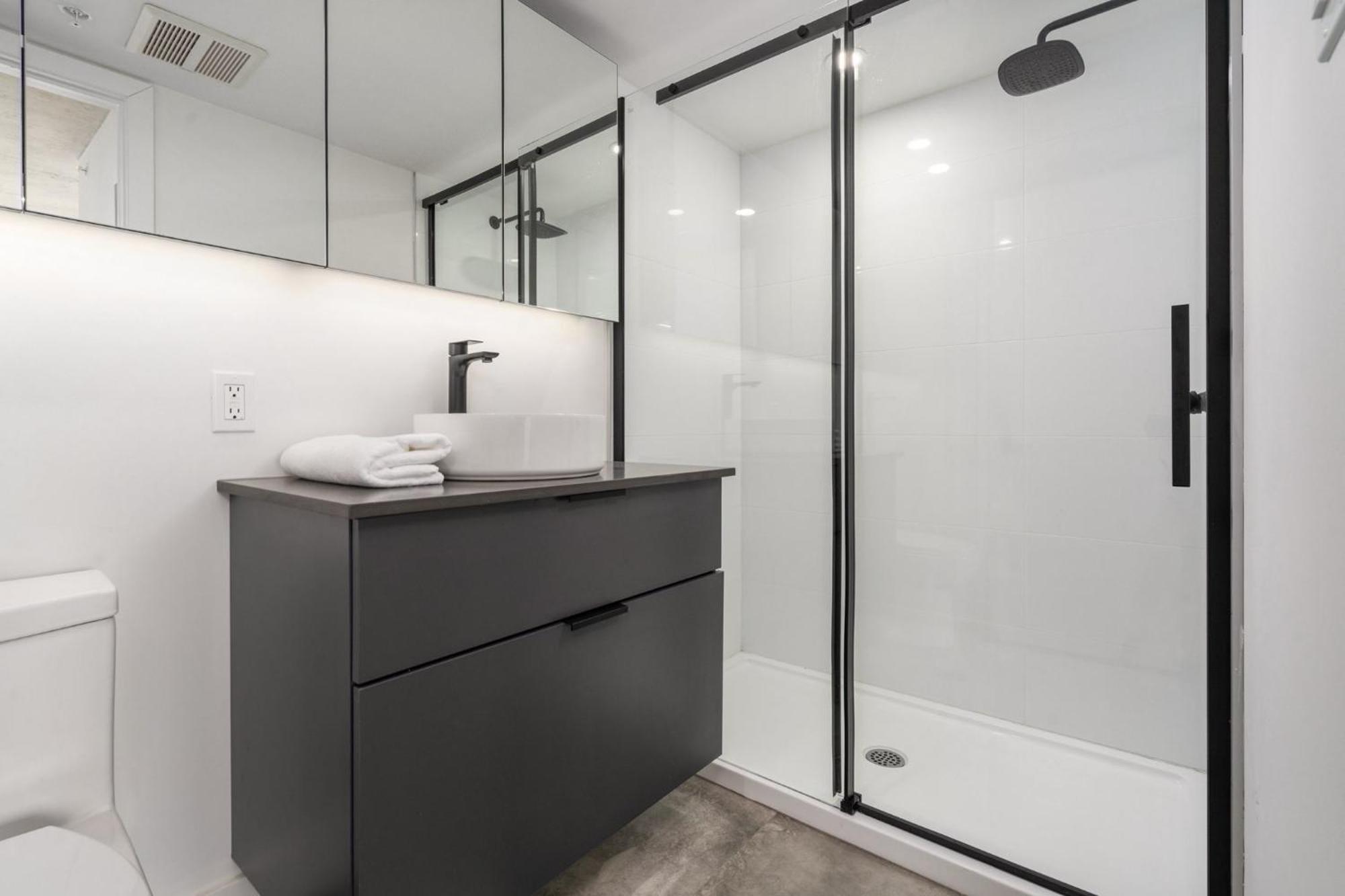 Modern 2 Bedroom In Griffintown - Stylish And Convenient * Montreal