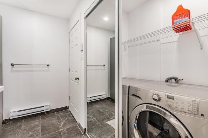 Huge 3 Bedroom With A Large Patio Apartment