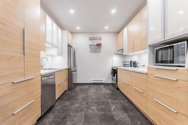 Huge 3 Bedroom With A Large Patio Montreal