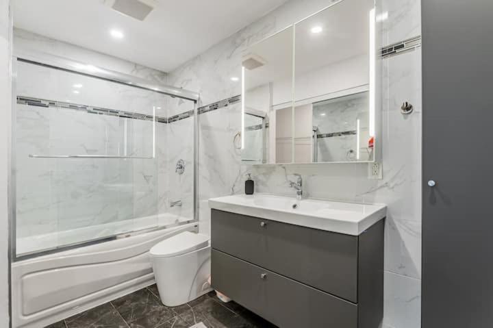 Huge 3 Bedroom With A Large Patio Apartment *