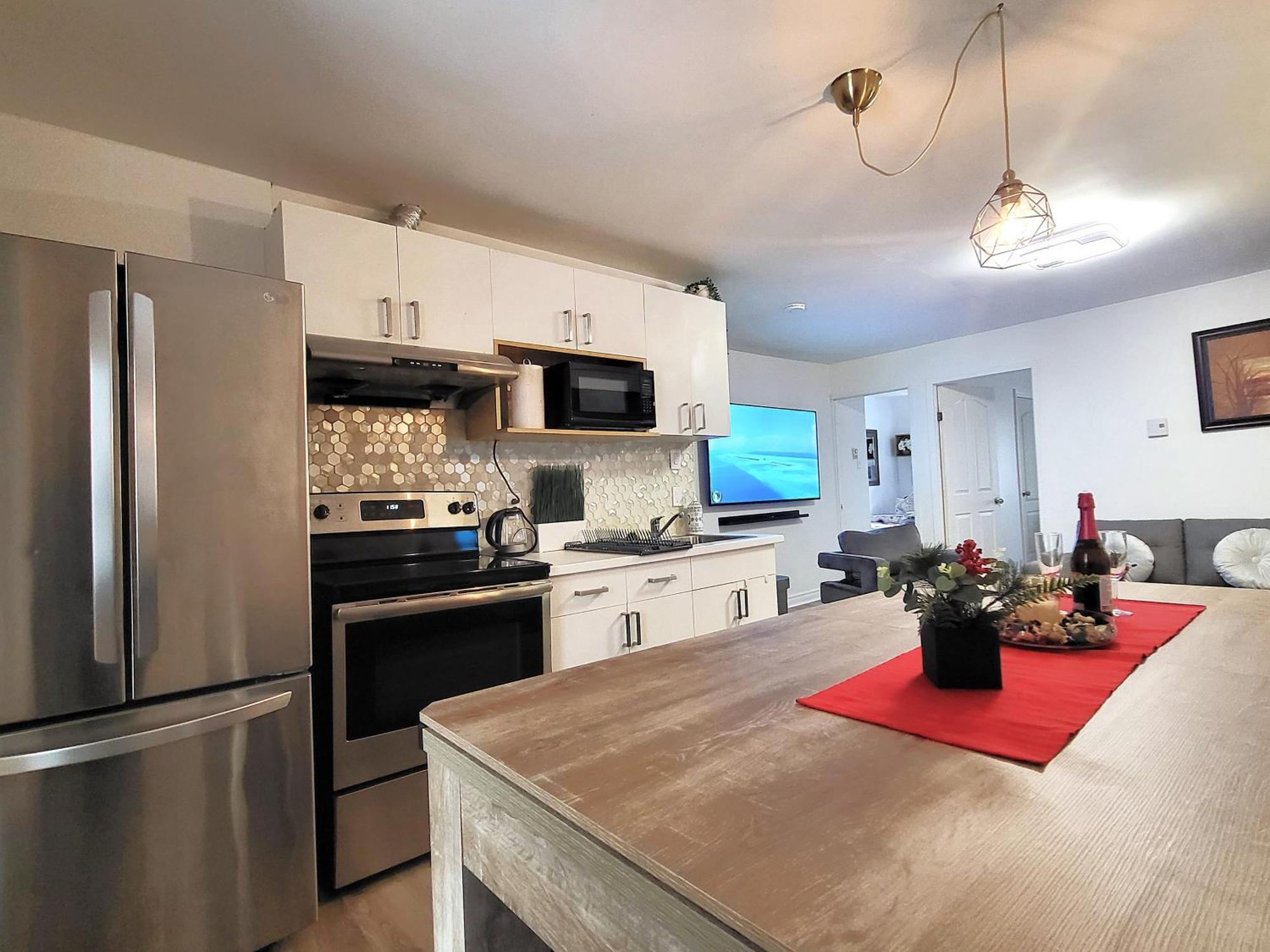 Stunning 3br Apartment, Free Parking, Montreal
