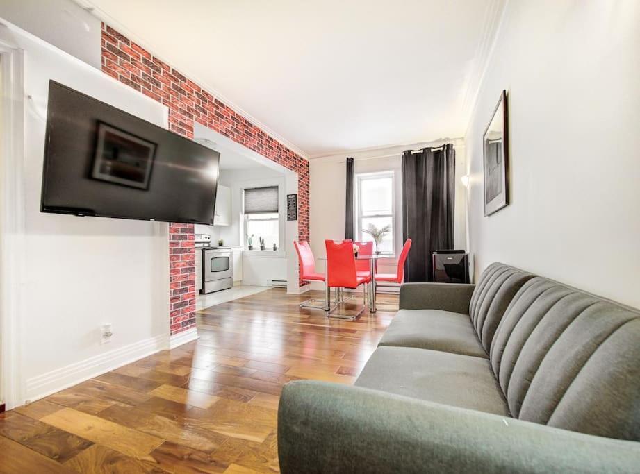 Apartment Cozy & Stylish 2br-condo 2 Min From Bell Center D7