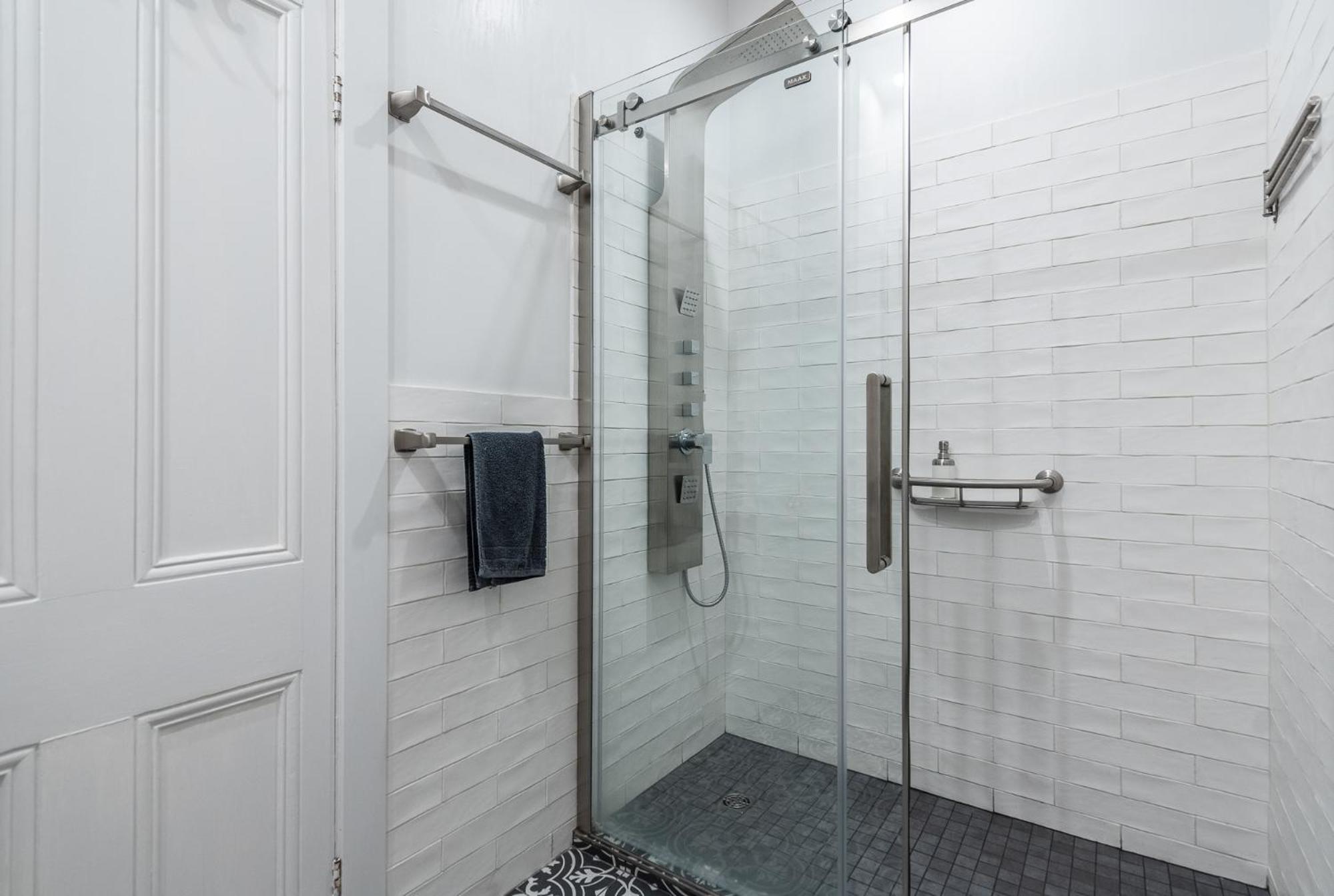 Spacious 2-level 4 Bedroom Near Jean-talon Market, Pets Welcome! Montreal