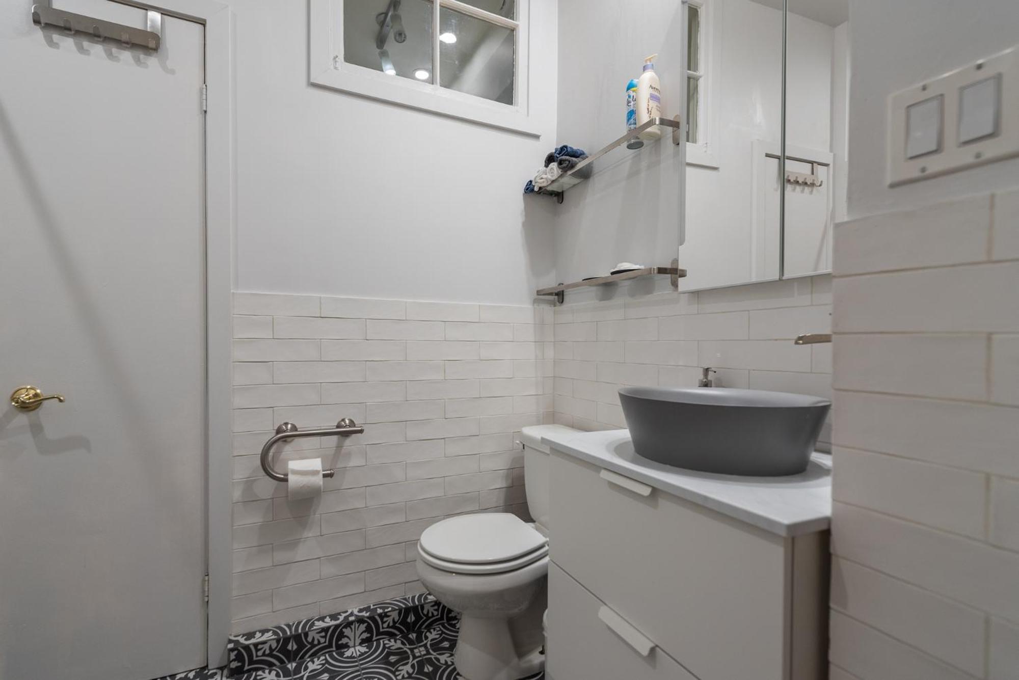 Spacious 2-level 4 Bedroom Near Jean-talon Market, Pets Welcome! *