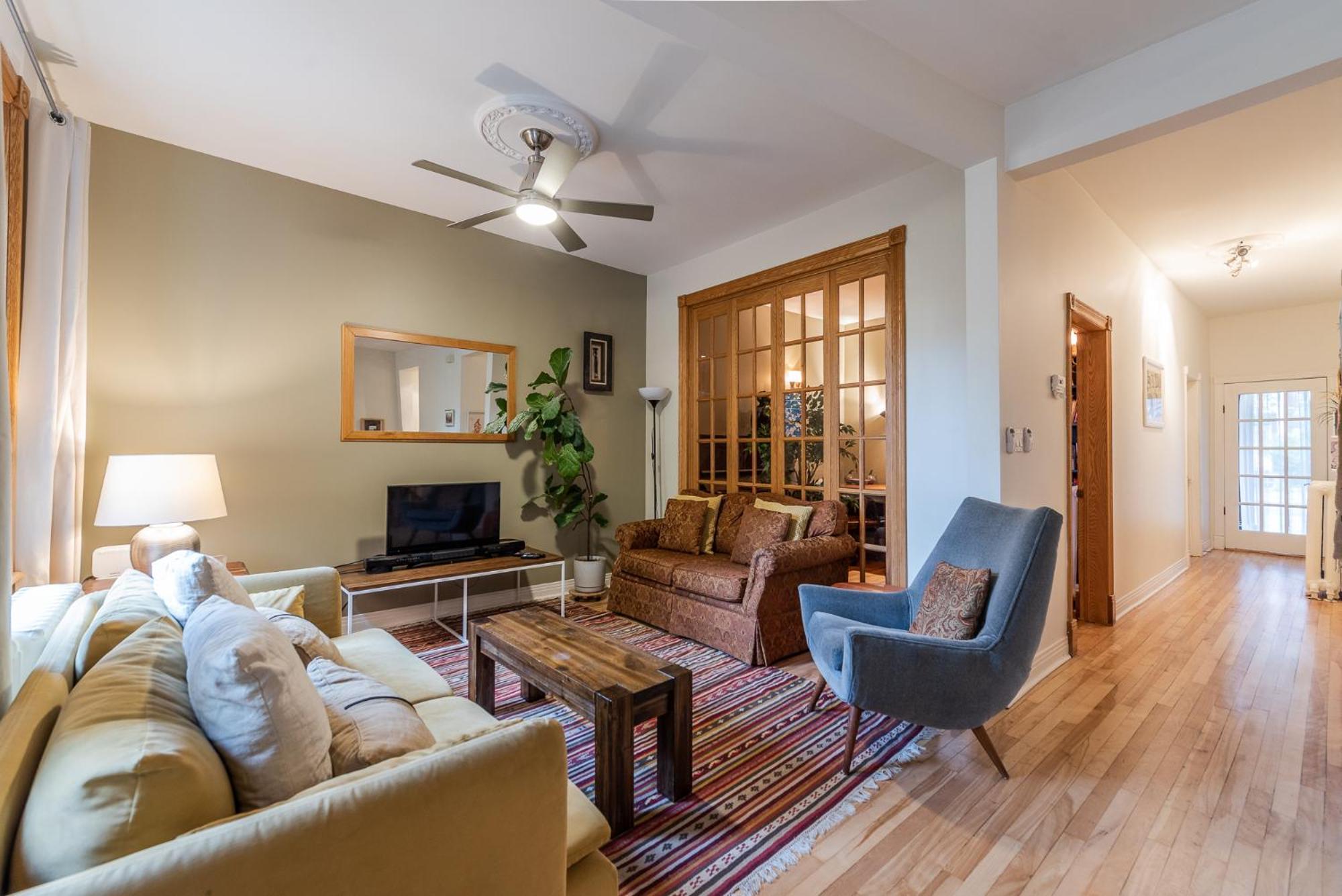 Spacious 2-level 4 Bedroom Near Jean-talon Market, Pets Welcome! Apartment