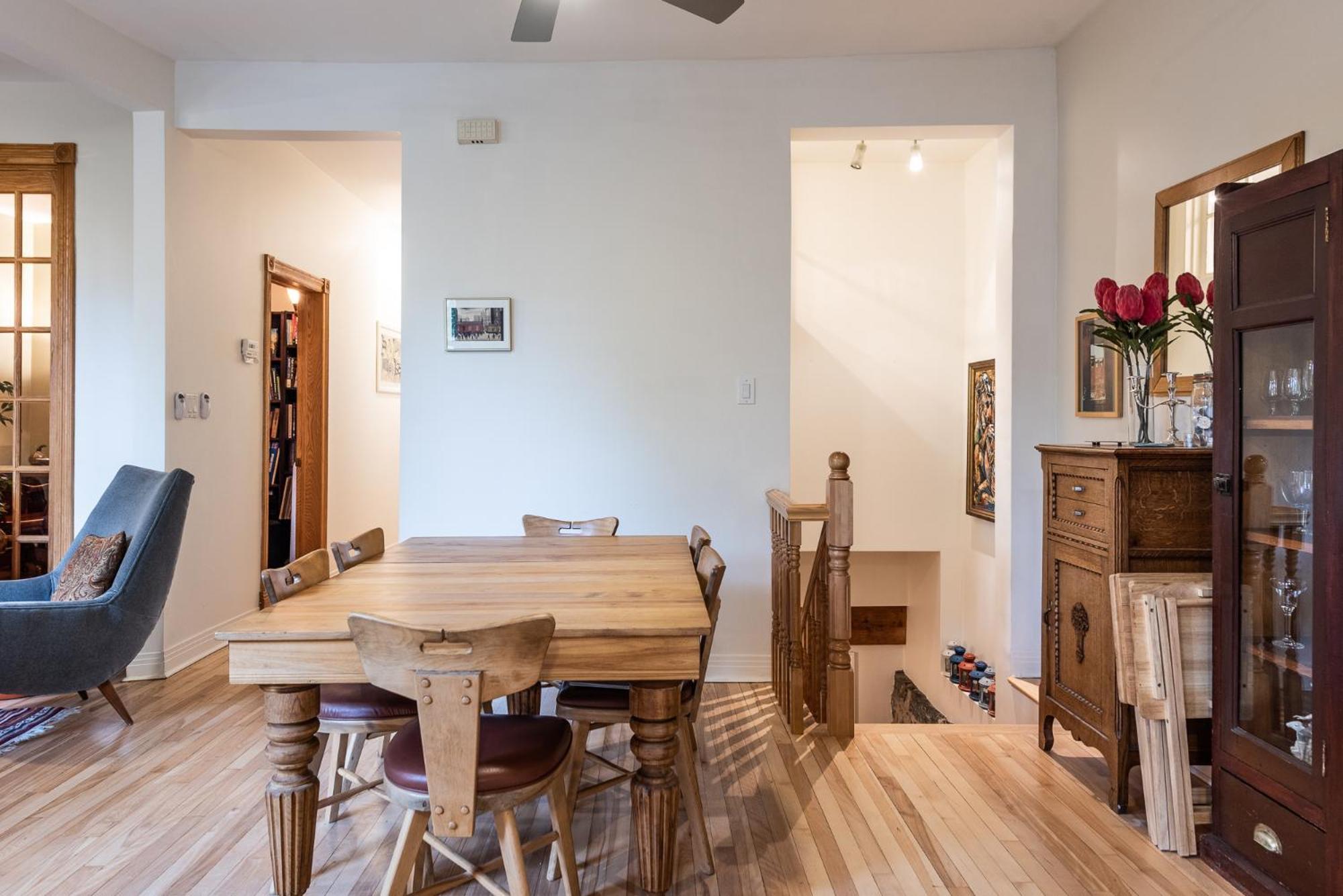 Spacious 2-level 4 Bedroom Near Jean-talon Market, Pets Welcome! Apartment Montreal