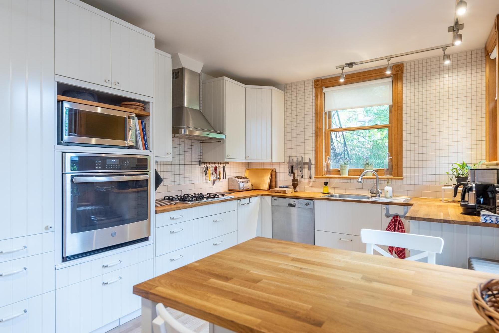 Spacious 2-level 4 Bedroom Near Jean-talon Market, Pets Welcome! Apartment *