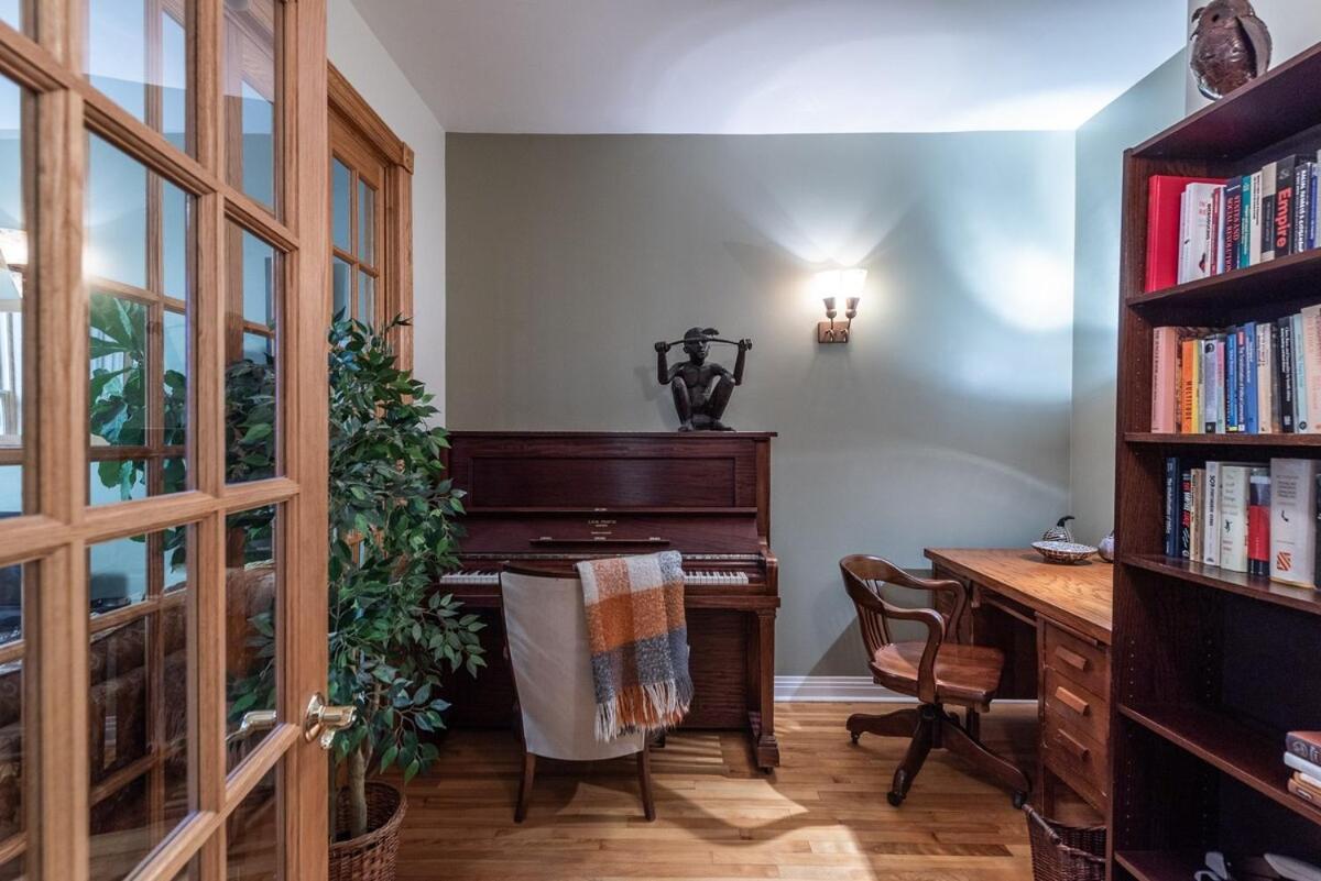 Apartment Spacious 2-level 4 Bedroom Near Jean-talon Market, Pets Welcome!