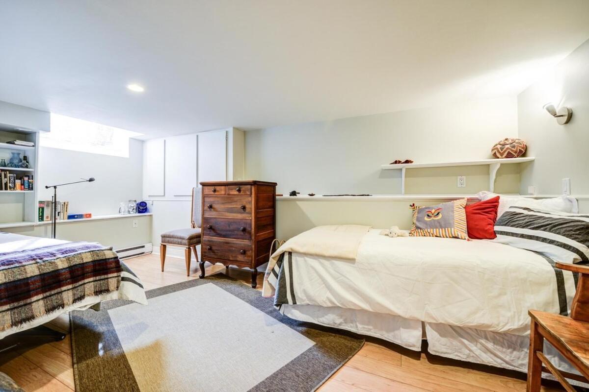 Spacious 2-level 4 Bedroom Near Jean-talon Market, Pets Welcome! Apartment Montreal