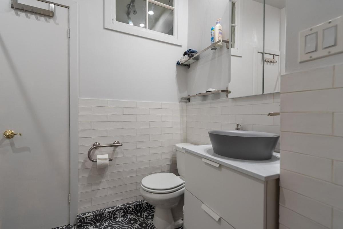 Apartment Spacious 2-level 4 Bedroom Near Jean-talon Market, Pets Welcome! *