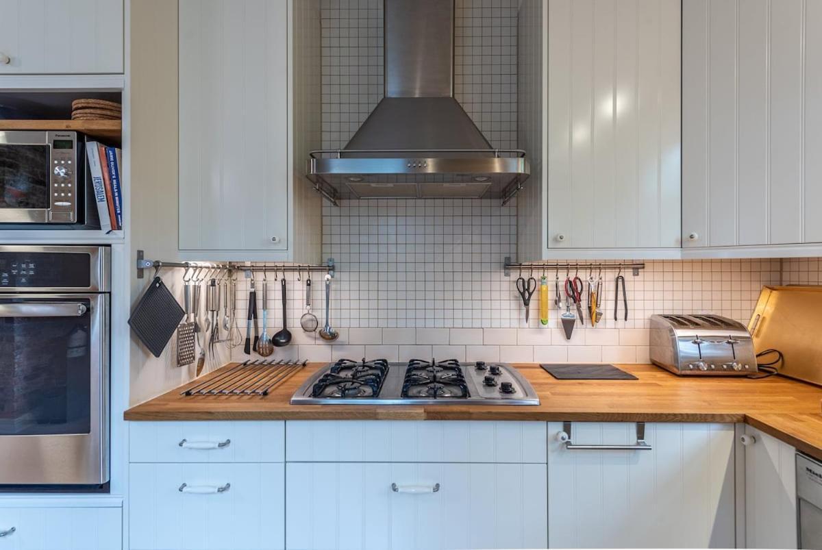Spacious 2-level 4 Bedroom Near Jean-talon Market, Pets Welcome! Montreal