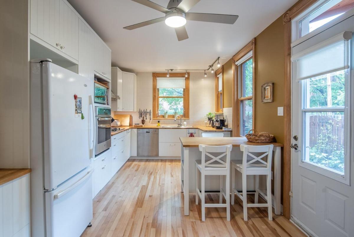 Spacious 2-level 4 Bedroom Near Jean-talon Market, Pets Welcome! * Montreal