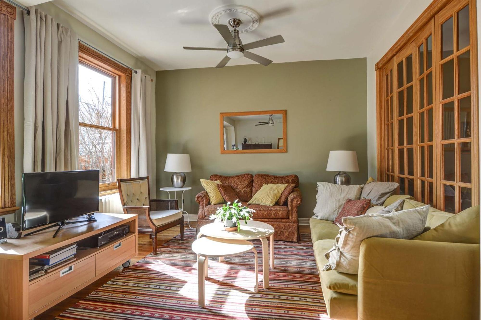 Spacious 2-level 4 Bedroom Near Jean-talon Market, Pets Welcome! Montreal