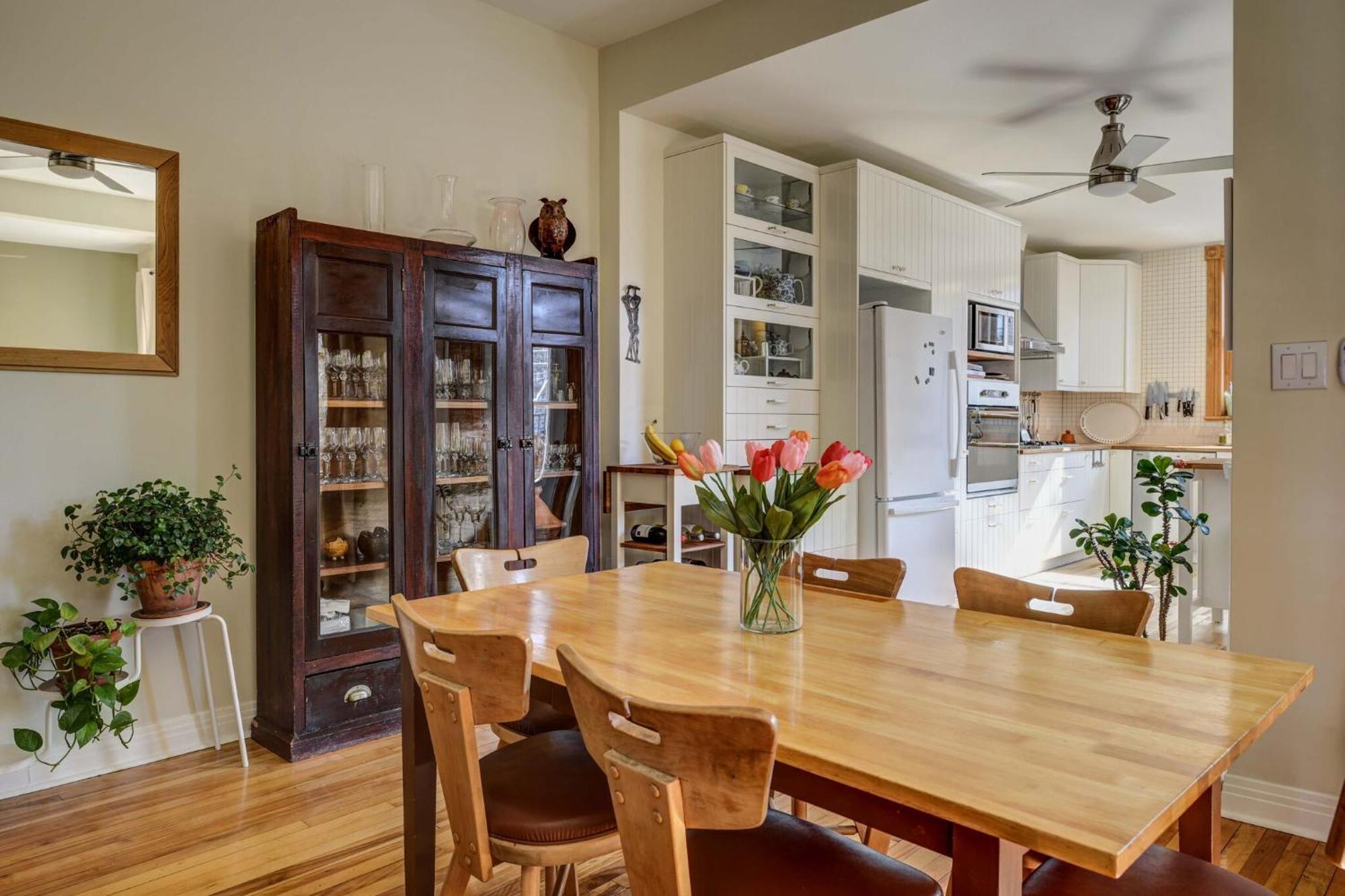 Apartment Spacious 2-level 4 Bedroom Near Jean-talon Market, Pets Welcome! *