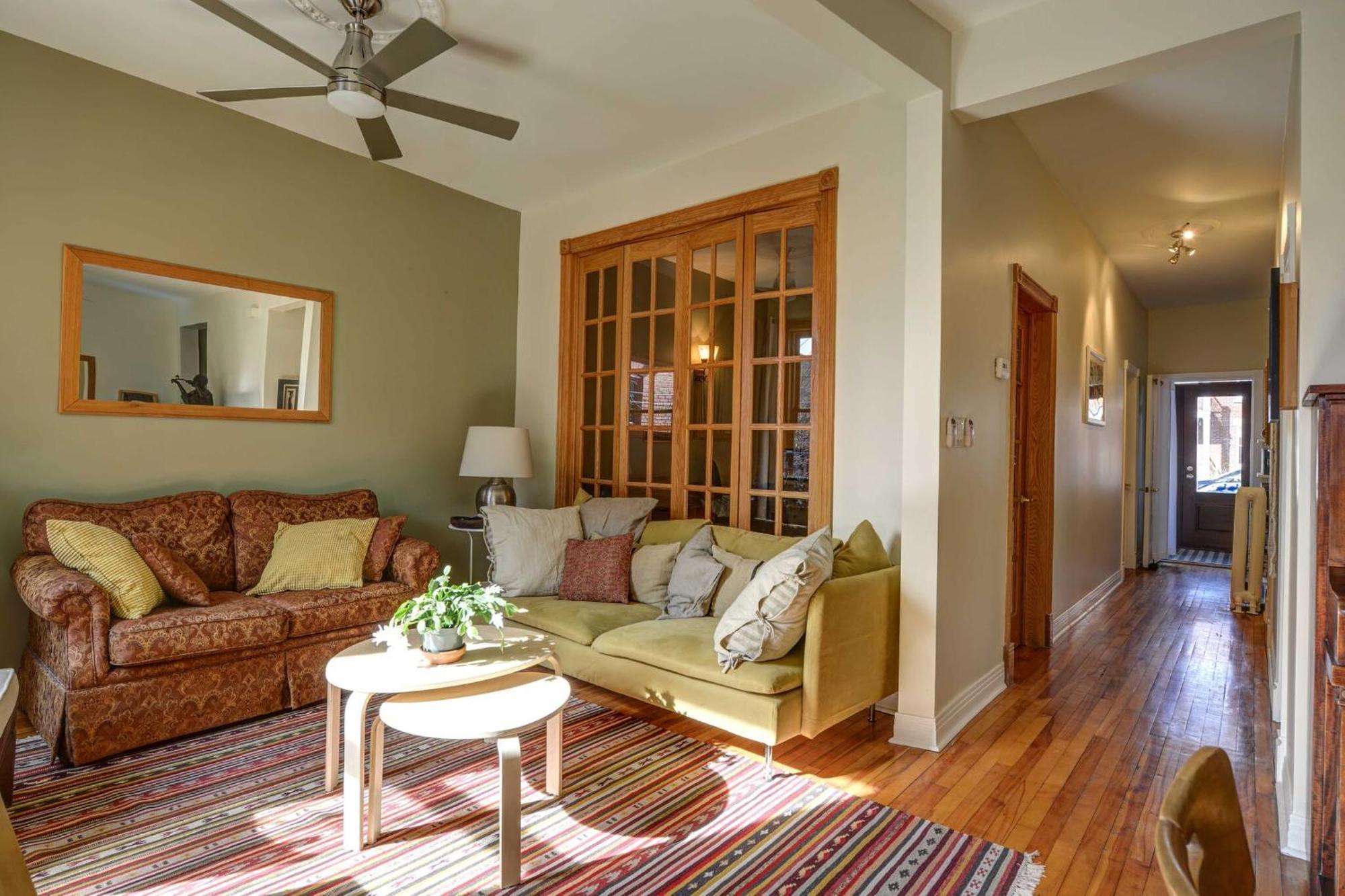 Spacious 2-level 4 Bedroom Near Jean-talon Market, Pets Welcome! Apartment *