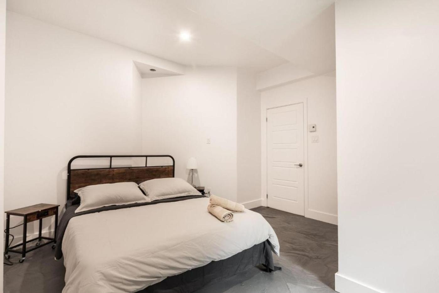 Spacious 3 Bedroom - 1897 Apartment