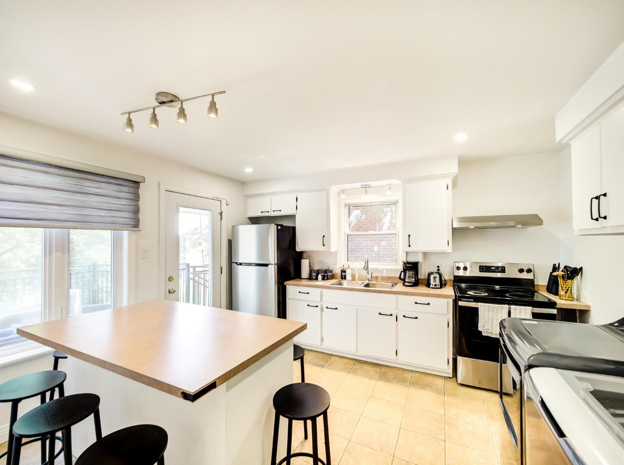 Apartment Spacious 4-bedrooms In Homa 22 Montreal