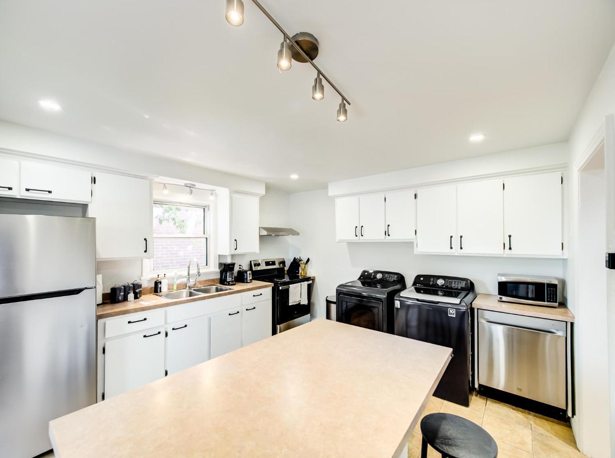 Spacious 4-bedrooms In Homa 22 * Montreal
