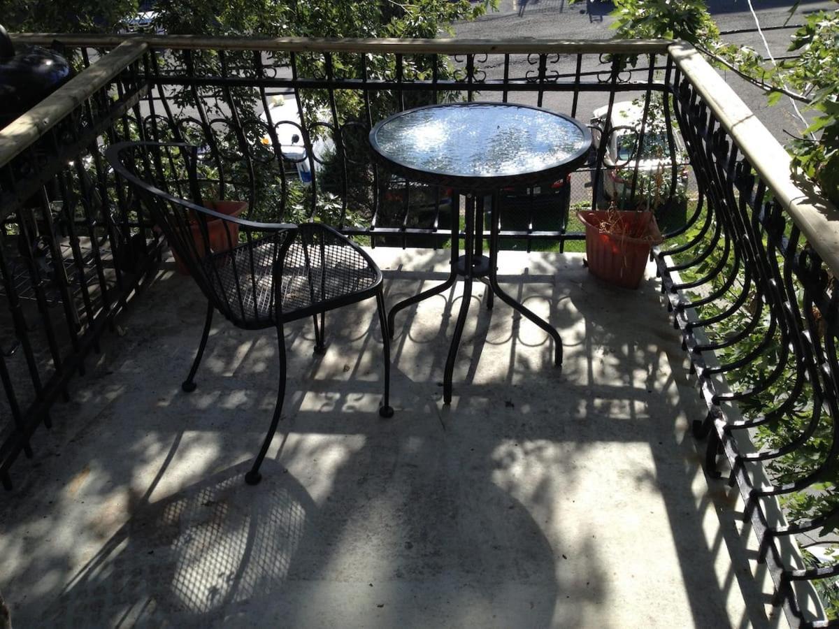 Metro Sherbrooke - 1 Bedroom Apartment *